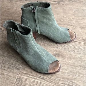 TOMS open toed bootie in a size 6